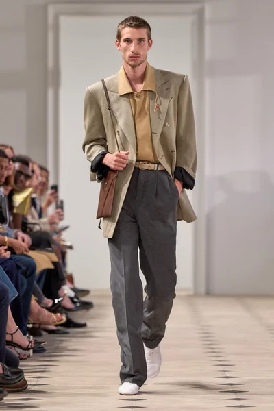 Look 11
